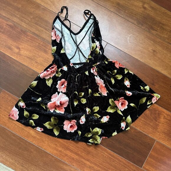 Ivy & Main Velvet Romper Black & Floral XS - Picture 4 of 6